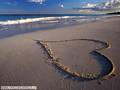 Spiaggia con cuore su sabbia